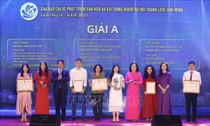 Ban Tổ chức trao Giải A cho các tác giả có tác phẩm đoạt Giải báo chí về Phát triển văn hóa và xây dựng người Hà Nội thanh lịch, văn minh. Ảnh: Văn Điệp – TTXVN