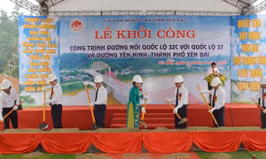 Các đồng chí lãnh đạo tỉnh thực hiện nghi thức khởi công công trình. Ảnh: yenbai.gov.vn 