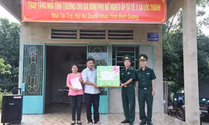 Đồn Biên phòng Lộc Thành, BĐBP tỉnh Bình Phước trao quyết định tặng nhà tình thương và tặng quà cho gia đình chị Hạnh, anh Thuận. Ảnh :locninh.binhphuoc.gov.vn
