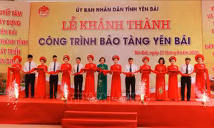 Các đồng chí Lãnh đạo tỉnh Yên Bái thực hiện nghi thức cắt băng khánh thành công trình. Ảnh: Tuấn Anh-TTXVN