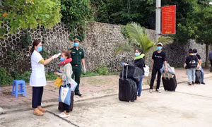 Các lưu học sinh Lào được kiểm tra thân nhiệt trước khi nhập cảnh tại cửa khẩu Chiềng Khương, tỉnh Sơn La. Ảnh: Hữu Quyết - TTXVN