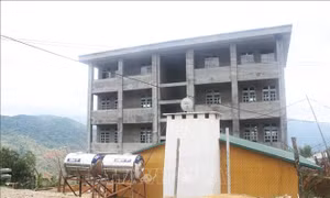 Khu bán trú thứ hai do quỹ LOAN (CHLB Đức) tài trợ ở xã Chế Tạo đang trong giai đoạn hoàn thiện. Ảnh: Quang Vinh-TTXVN
