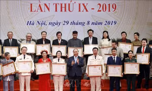 Thủ tướng Nguyễn Xuân Phúc với các nghệ sỹ được trao danh hiệu Nghệ sỹ nhân dân. Ảnh: Thống Nhất/TTXVN