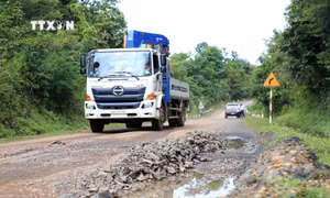Nhiều đoạn, tuyến trên Quốc lộ 14C xuống cấp, bong tróc mặt đường. Ảnh: Hưng Thịnh - TTXVN