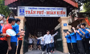 Niềm vui của cả thí sinh và các tình nguyện viên sau khi kết thúc môn thi cuối cùng, khép lại Kỳ thi tốt nghiệp THPT năm 2024. Ảnh: Hoàng Hiếu - TTXVN 