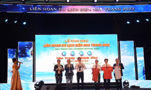 Lãnh đạo UBND tỉnh Khánh Hòa chụp hình lưu niệm cùng ông Park Hang Seo- Huấn luyện viên trưởng Đội tuyển bóng đá quốc gia - khách mời đặc biệt của Liên hoan Du lịch Biển Nha Trang hè 2022. Ảnh: Phan Sáu - TTXVN 