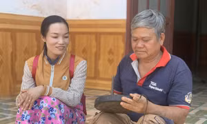 Ông Đinh Dốch đã có hơn 43 năm gắn bó với công việc chỉnh chiêng. Ảnh: baogialai.com.vn