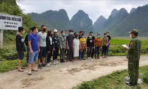 Các công dân nhập cảnh trái phép qua địa bàn do Đồn Biên phòng Ngọc Côn quản lý. Ảnh: TTXVN phát