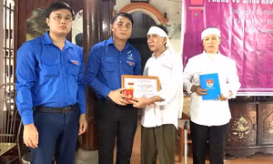 Người thân sinh viên Nguyễn Văn Nhã nhận Huy Hiệu Tuổi trẻ dũng cảm của T.Ư Đoàn truy tặng nam sinh dũng cảm. Ảnh: thanhnien.vn