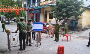 Các lực lượng triển khai rào chắn phong tỏa tạm thời 1 đoạn của tuyến đường Thanh niên, thuộc phường Hồng Hà, thành phố Yên Bái. Ảnh: Tuấn Anh - TTXVN