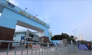Hàng rào được dựng trước cửa Bệnh viện K Cơ sở 3 tại số 30, đường Cầu Bươu, xã Tân Triều, huyện Thanh Trì, Hà Nội. Ảnh: Minh Đức - TTXVN