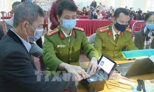 Thực hiện việc cấp căn cước công dân. Ảnh : Hoàng Nguyên
