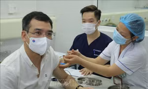 Tiêm vaccine phòng COVID-19 cho cán bộ, nhân viên Bộ Y tế. Ảnh: Hoàng Hiếu - TTXVN