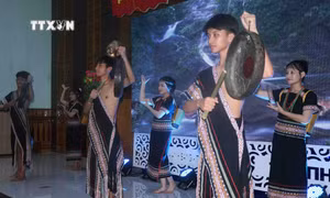 Trang phục của người Xê Đăng trong các hoạt động lễ hội và múa cồng chiêng. Ảnh: Đoàn Hữu Trung - TTXVN 