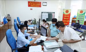 Hướng dẫn người dân khai hồ sơ tại Trung tâm Phục vụ hành chính công tỉnh Lạng Sơn. Ảnh: Anh Tuấn - TTXVN 