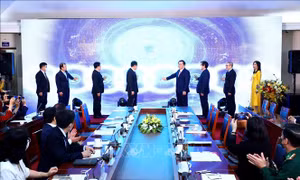 Các đại biểu thực hiện nghi thức khai mạc triển lãm thực tế ảo. Ảnh: An Đăng - TTXVN 