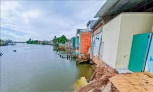 Dãy nhà ven sông Trà Nóc, khu vực 2, phường Trà An, quận Bình Thủy, TP Cần Thơ bị sụp đổ do sạt lở. Ảnh: Thanh Liêm - TTXVN