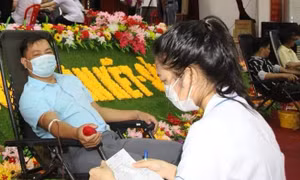 Thầy giáo Lê Hoài Nam, Trường Trung học Cơ sở Liên Hương, huyện Vũ Quang, Hà Tĩnh, trong một lần hiến máu tình nguyện. Ảnh: congdoanhatinh.org.vn