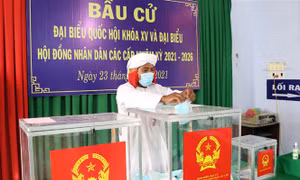 Chức sắc Chăm đạo Bà ni ở xã Phước Nam, huyện Thuận Nam, tỉnh Ninh Thuận bỏ phiếu bầu cử. Ảnh: Công Thử - TTXVN 