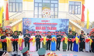 Bộ Chỉ huy các tỉnh, thành phố trong Khối thi đua Quân khu 7 và địa phương cắt băng khánh thành công trình. Ảnh: Giang Phương – TTXVN 