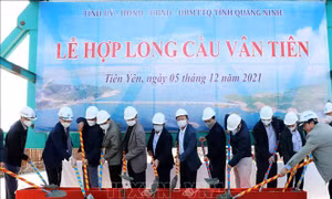 Lễ hợp long cầu Vân Tiên. Ảnh: TTXVN phát 
