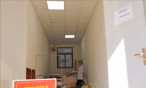 Công tác y tế, phòng dịch được đặc biệt quan tâm khi đón học sinh đi học trở lại (ảnh chụp sáng 5/12). Ảnh: Thanh Tùng - TTXVN 