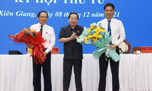 Ông Mai Văn Huỳnh - Chủ tịch HĐND tỉnh tặng hoa cho ông Lê Quốc Anh (bên phải) và ông Nguyễn Đức Chính. Ảnh : vov.vn 