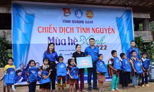 Tỉnh đoàn Quảng Nam tổ chức được nhiều hoạt động thiện nguyện dành cho học sinh các huyện miền núi còn nhiều khó khăn. Trong ảnh: Đoàn thanh niên Trường Cao đẳng Quảng Nam tặng sách vở, đồng phục cho học sinh Trường Tiểu học Tr'Hy (huyện Tây Giang, tỉnh Q