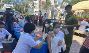 Tiêm vaccine phòng COVID-19 cho người dân trên địa bàn thành phố Bà Rịa. Ảnh: Hoàng Nhị - TTXVN 