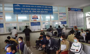 Người dân Đồng Nai chờ đợi tại Ga Biên Hòa (Đồng Nai) để tới lượt trả lại vé tàu Tết do lo sợ dịch bệnh COVID-19. Ảnh: Lê Xuân-TTXVN