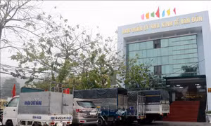 Hàng chục chủ phương tiện, lái xe vận tải đã đến UBND huyện Vân Đồn đề nghị được đăng ký phương tiện để lưu thông qua vùng dịch. Ảnh: Văn Đức - TTXVN