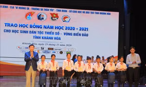 Trao học bổng cho các em học sinh dân tộc thiểu số và con ngư dân có hoàn cảnh khó khăn tỉnh Khánh Hòa. Ảnh: Thanh Vân- TTXVN