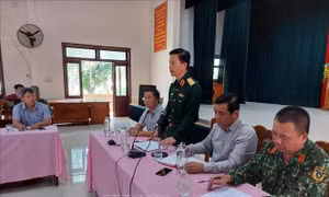 Họp ban chỉ huy tiền phương công tác tìm kiếm cứu nạn ở huyện Bắc Trà Mỹ. Ảnh: TTXVN