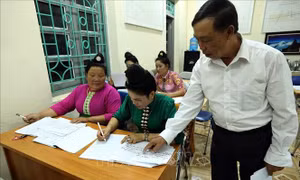 Thầy giáo Lò Văn Cư truyền dạy chữ Thái cổ cho các học viên tại xã Noong Luống, huyện Điện Biên. Ảnh: Tuấn Anh/TTXVN