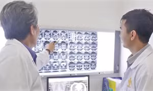Dựa trên gợi ý của hệ thống trí tuệ nhân tạo, các bác sĩ đưa ra phác đồ điều trị. Ảnh : .pkductin.vn