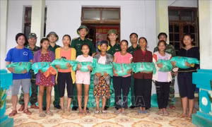 Bộ Chỉ huy Bộ đội Biên phòng Quảng Bình tặng gạo cho nhân dân đồng bào Rục ở xã Thượng Hóa, huyện Minh Hóa, tỉnh Quảng Bình. Ảnh: Võ Dung - TTXVN
