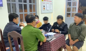 Cơ quan điều tra làm việc với 2 học sinh cùng gia đình. Ảnh: TTXVN phát