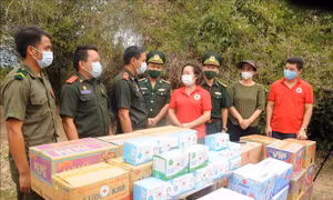 Tặng quà cho cán bộ, chiến sỹ chốt Then Luông, Đồn Biên phòng 212, xã Mường Ét, huyện Mường Ét, tỉnh Hủa Phăn, nước Cộng hòa dân chủ nhân dân Lào. Ảnh: Quang Quyết-TTXVN