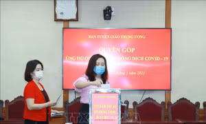Cán bộ Ban Tuyên giáo Trung ương ủng hộ phòng, chống dịch COVID-19. Ảnh: Phương Hoa - TTXVN