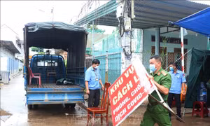 Lực lượng chức năng tháo gỡ dụng cụ phong tỏa. Ảnh: Tuấn Anh – TTXVN