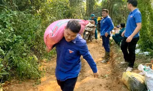 Mở đường vận chuyển lương thực, thực phẩm cho người dân bị cô lập do sạt lở ở huyện Yên Lập