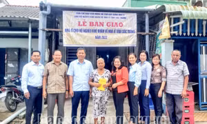 Lễ bàn giao nhà cho hộ bà Châu Thị Tư, ngụ ấp Bưng Tróp A, xã An Hiệp, huyện Châu Thành (tỉnh Sóc Trăng) cuối tháng 9/2022. Ảnh: baosoctrang.org.vn