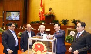 Lãnh đạo Đảng, Nhà nước và đại biểu Quốc hội bỏ phiếu. Ảnh: Doãn Tấn - TTXVN 