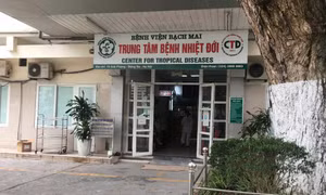 Bác sĩ thăm khám cho bệnh nhân số xuất huyết đang điều trị tại khoa Truyền nhiễm, bệnh viện đa khoa Đống Đa (Hà Nội). Ảnh: Minh Quyết - TTXVN