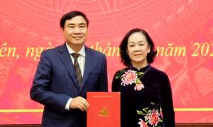 Trưởng ban Tổ chức Trung ương Trương Thị Mai (phải) trao quyết định của Bộ Chính trị điều động, chỉ định ông Trần Quốc Cường giữ chức Bí thư Tỉnh ủy Điện Biên nhiệm kỳ 2020-2025. Ảnh: Xuân Tiến - TTXVN 