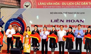 Các đại biểu cắt băng khai mạc Liên hoan trình diễn trang phục truyền thống các dân tộc thiểu số Việt Nam khu vực phía Bắc lần thứ I, năm 2022. Ảnh: Hoàng Tâm 