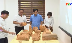 Một số đồ gốm trên một ngôi mộ Chum. Ảnh: Đinh Hương - TTXVN 