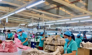 Ca làm việc của công nhân . Ảnh: TTXVN phát 