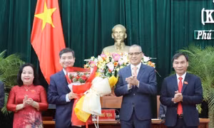 Thường trực Tỉnh ủy và Ủy ban MTTQ Việt Nam tỉnh Phú Yên chúc mừng Chủ tịch UBND tỉnh Tạ Anh Tuấn. Ảnh: Xuân Triệu - TTXVN 