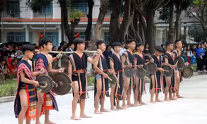 Các em học sinh tại tỉnh Kon Tum biểu diễn múa xoang kết hợp cồng chiêng tại Hội diễn cồng chiêng, múa xoang học sinh các trường Phổ thông dân tộc nội trú, Phổ thông dân tộc bán trú trên địa bàn. Ảnh: Khoa Chương - TTXVN 